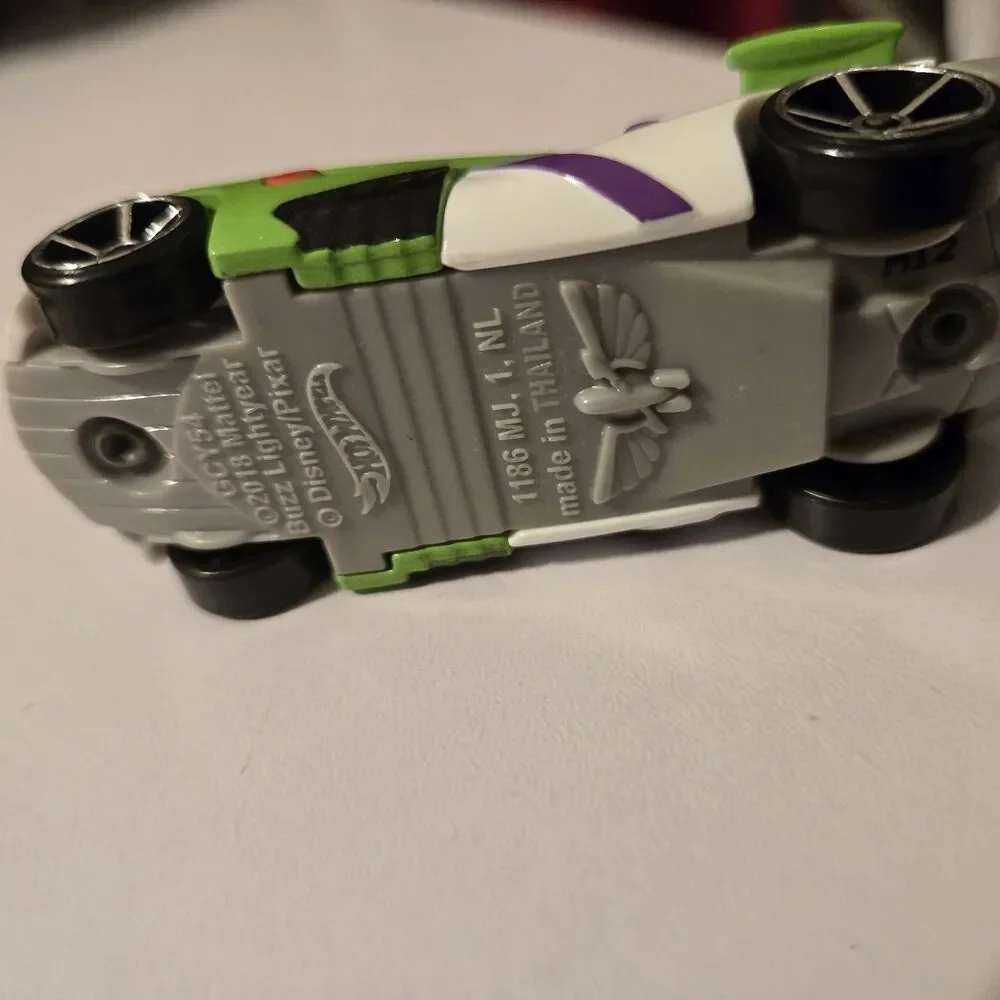 2018 Mattel Hot Wheels Mario Kart Luigi Standard Kart Diecast Nintendo T2211